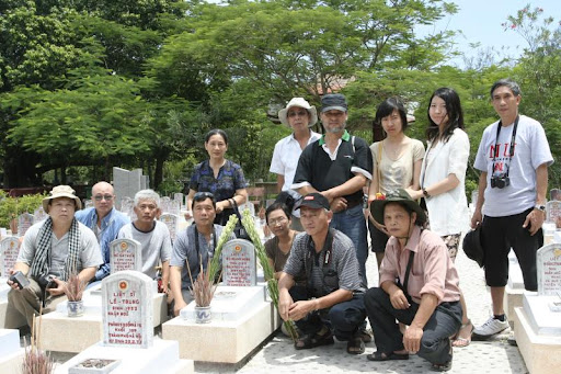 Bên mộ Liệt sĩ Nguyễn Mạnh Minh tại Nghĩa trang Liệt sĩ Trường Sơn