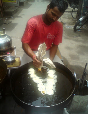 Preparing hot,piping Jalebis at Samrat - Jaipur