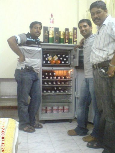 Vasu, VeerReddy & Arvind Enjoying in Arvind's Batchler Party (2007)