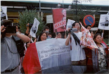 Movimiento en defensa de la Democracia en Espana. Peruanos protestan por fraude electoral. 2000
