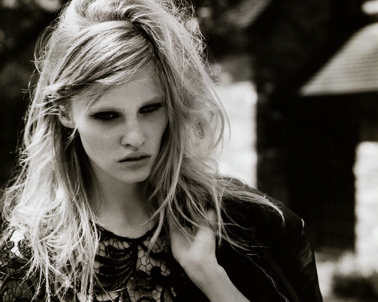 http://1.bp.blogspot.com/_eGjD8IRKE9E/S_vfvYvOkiI/AAAAAAAABJU/oV-v0c2LFbg/s1600/Lara_Stone_in_Prada_Ad.jpg