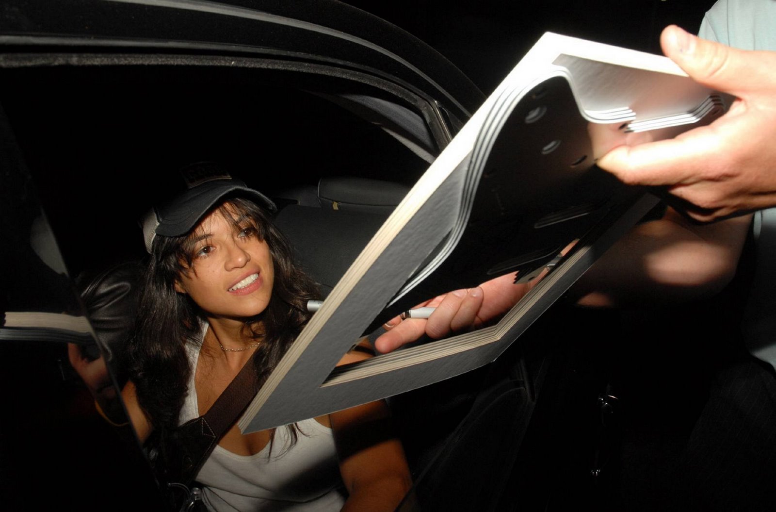 [bycarlost.blogspot.com_MichelleRodriguez14.jpg]