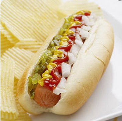 Cachorro-quente estilo brasileiro, com mostarda, ketchup e palha