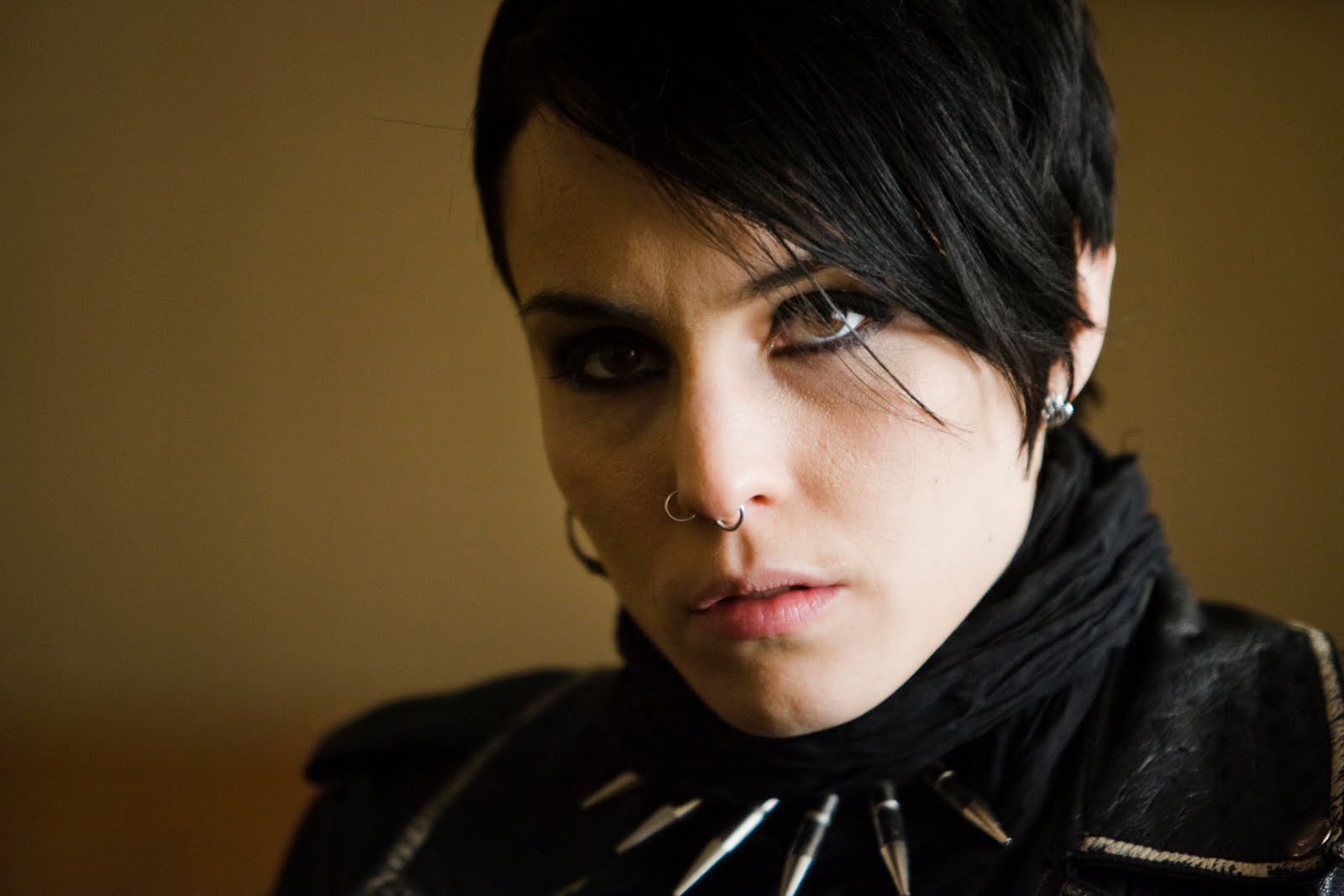 http://1.bp.blogspot.com/_eHkTwd4aRic/TH-kLPzf44I/AAAAAAAAU_I/PxJD8cM1UWg/s1600/Lisbeth_Salander_Noomi_Rapace.jpg