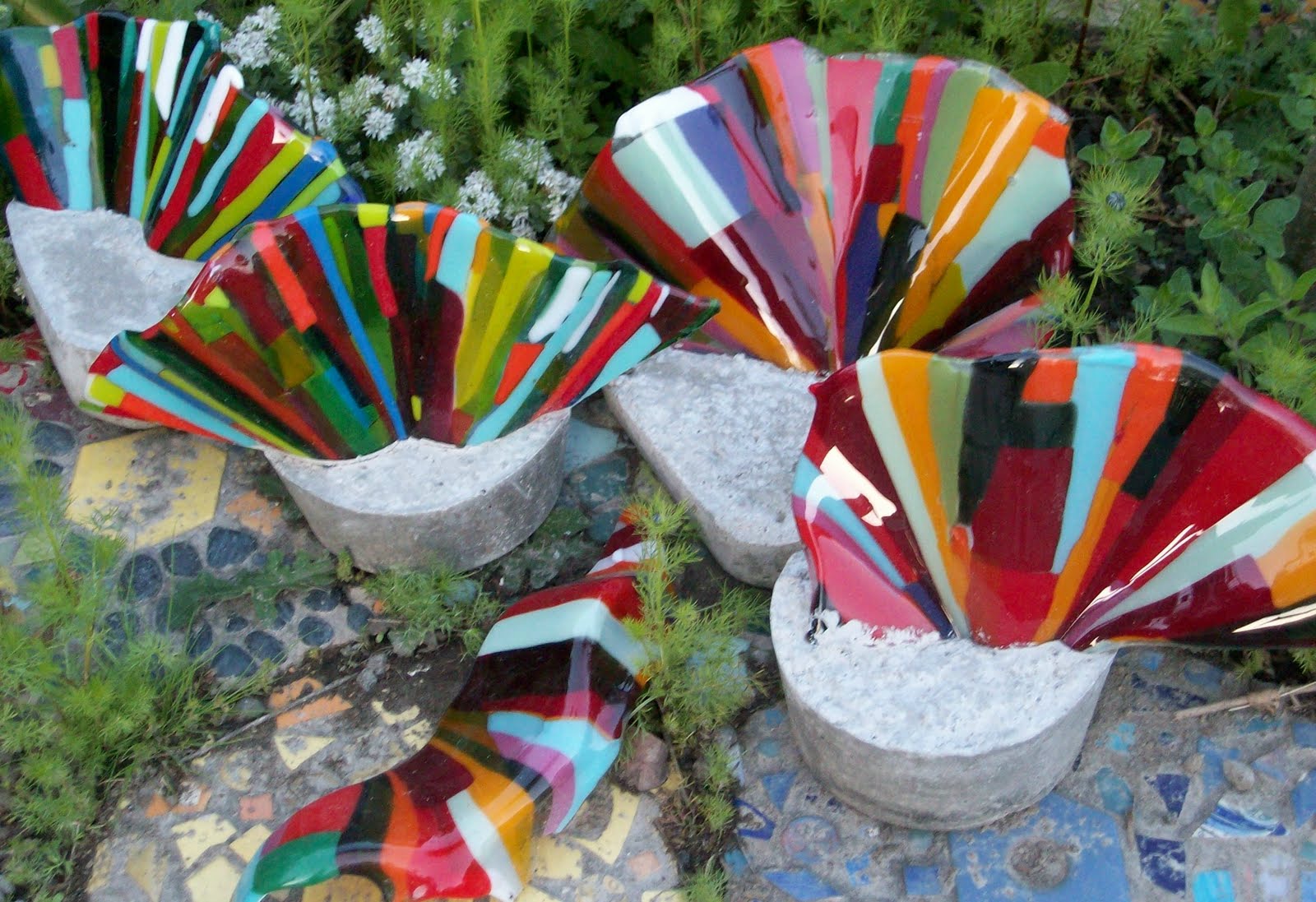 Artgirl Island* Crazy cool garden art