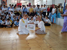 Recibiendo el diploma de masoterapeuta de Nuad Borarn Estilo de Ciegos