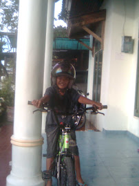 naik speda bmx smbil pke helm ? Yang bnar aja ?!