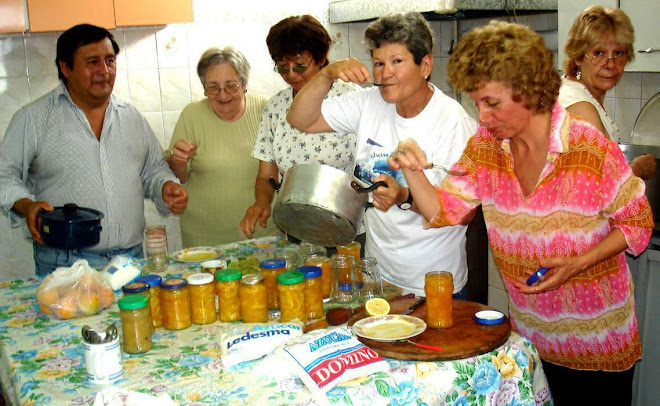 ALFREDO QUILOGRAN COCINANDO MERMELADAS CON SUS ALUMNOS  EN "SUEÑOS DE AMIGOS"