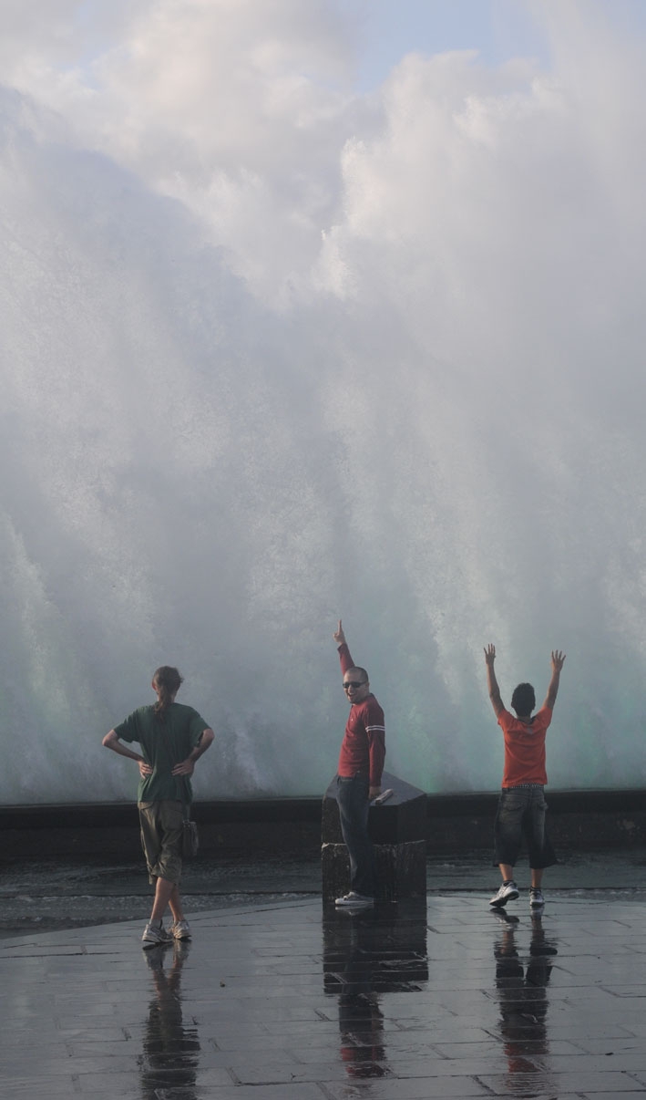 [olas-malecon-02.JPG]