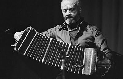 El compositor y bandoneonista argentino Astor Piazzolla
