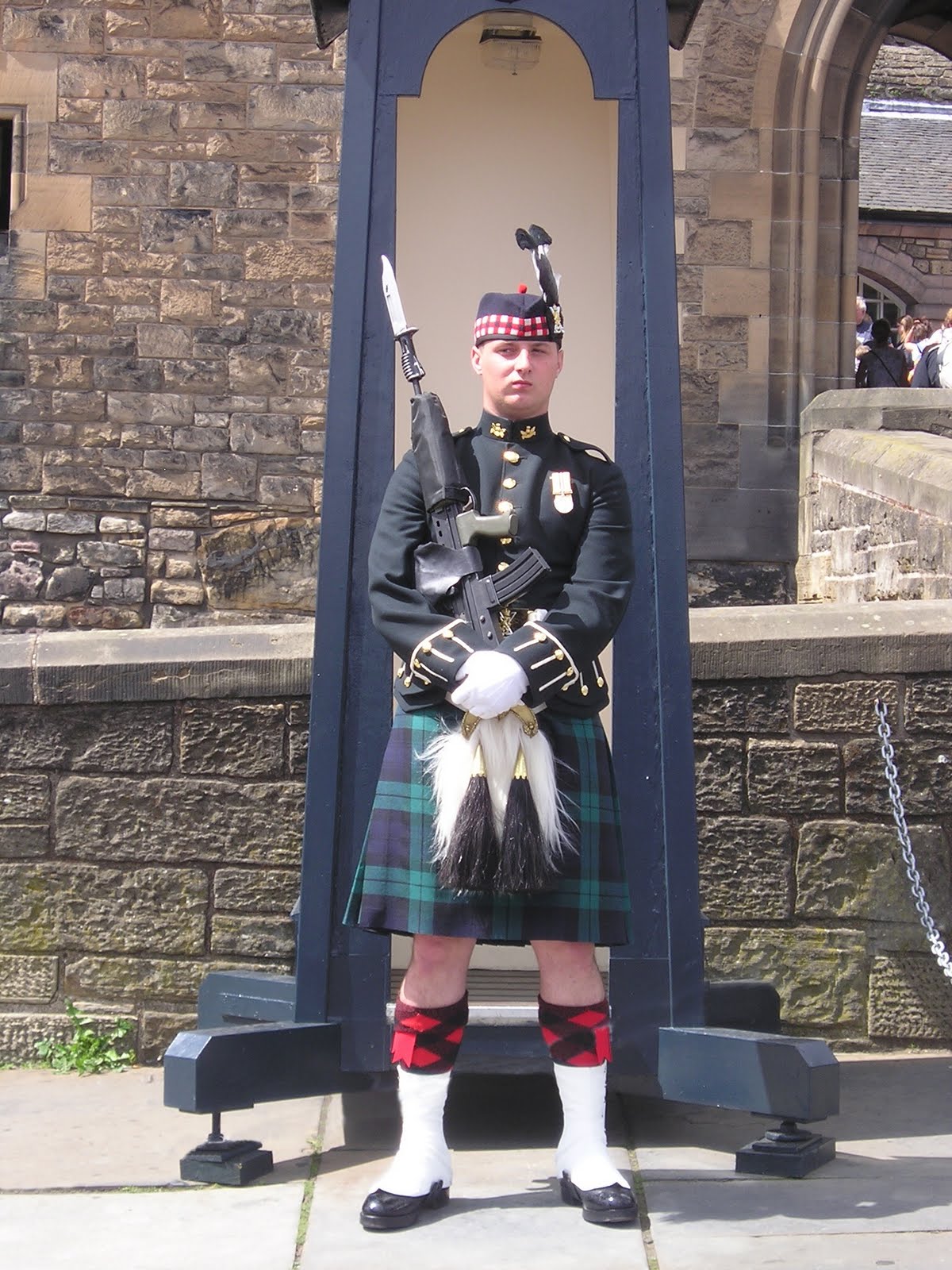 [Guard_outside_Edinburgh_Castle.jpg]
