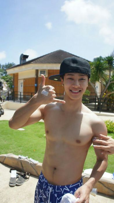 http://1.bp.blogspot.com/_eddIfNpocFs/TLK2PprSn8I/AAAAAAAAADI/XZ-N3fodxUw/s1600/shirtlesskikwang.jpg