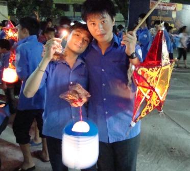 [boys+with+lanterns.JPG]