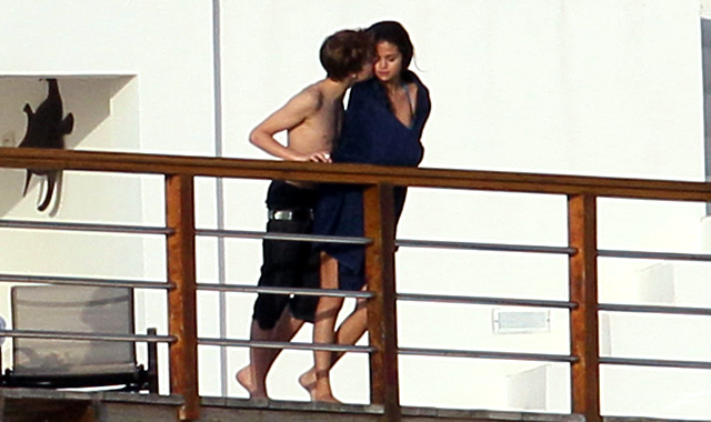 bieber kissing selena. Bieber kissing Selena