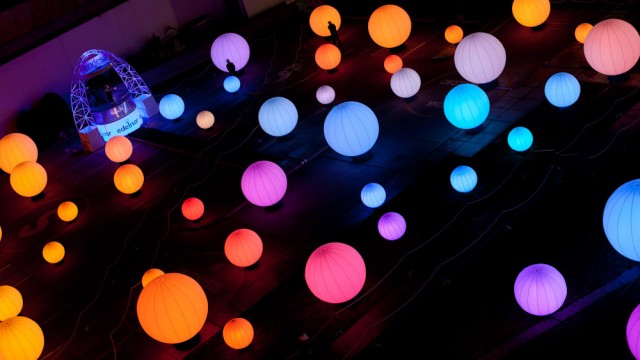http://1.bp.blogspot.com/_eppAEHiqMh0/TRnYROK2_NI/AAAAAAAABP4/agfcBnmGGyk/s1600/Cinimod-Studio-_-DJ-Light-_-lowres-0247.jpeg