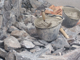 Delera Piedras: Terraza revestida en piedra negra