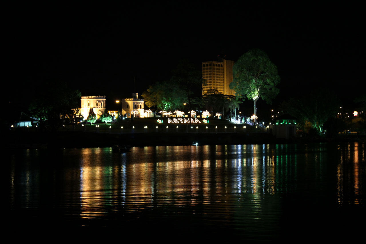 Photolivation: Night in Kuching City
