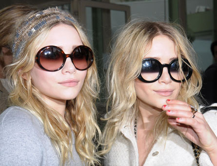 mary kate olsen skinny. Twin Kiss Mary-Kate