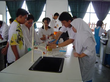 gambar makmal sains