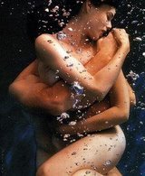 [casal+abraçado+na+agua.jpg]
