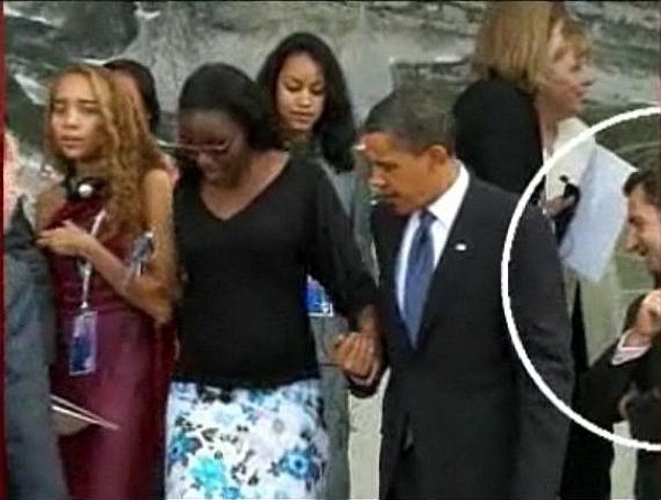 [A+cena+do+vídeo,+entretanto,+mostra+Obama+a+ajudar+uma+mulher+enquanto+Sarkozy+aprecia+as+partes+da+moça.jpg]