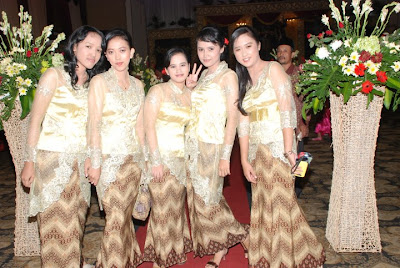 Do You Know ???: Kebaya Yang Cocok Untuk Tubuh Anda