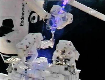 Canadarm2+and+dextre