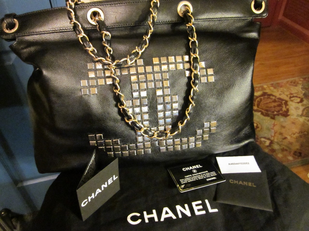 The cheapest shop with quality & branded! NWT CHANEL BLACK TOTE BAG CC