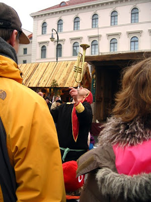 A juggler and his horn