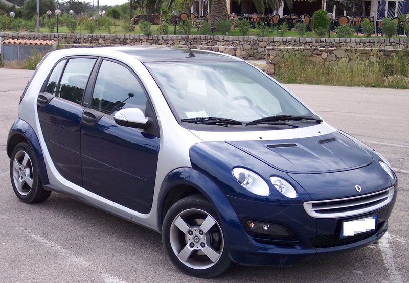 [800px-Smart_ForFour_bluesilver_vr.jpg]