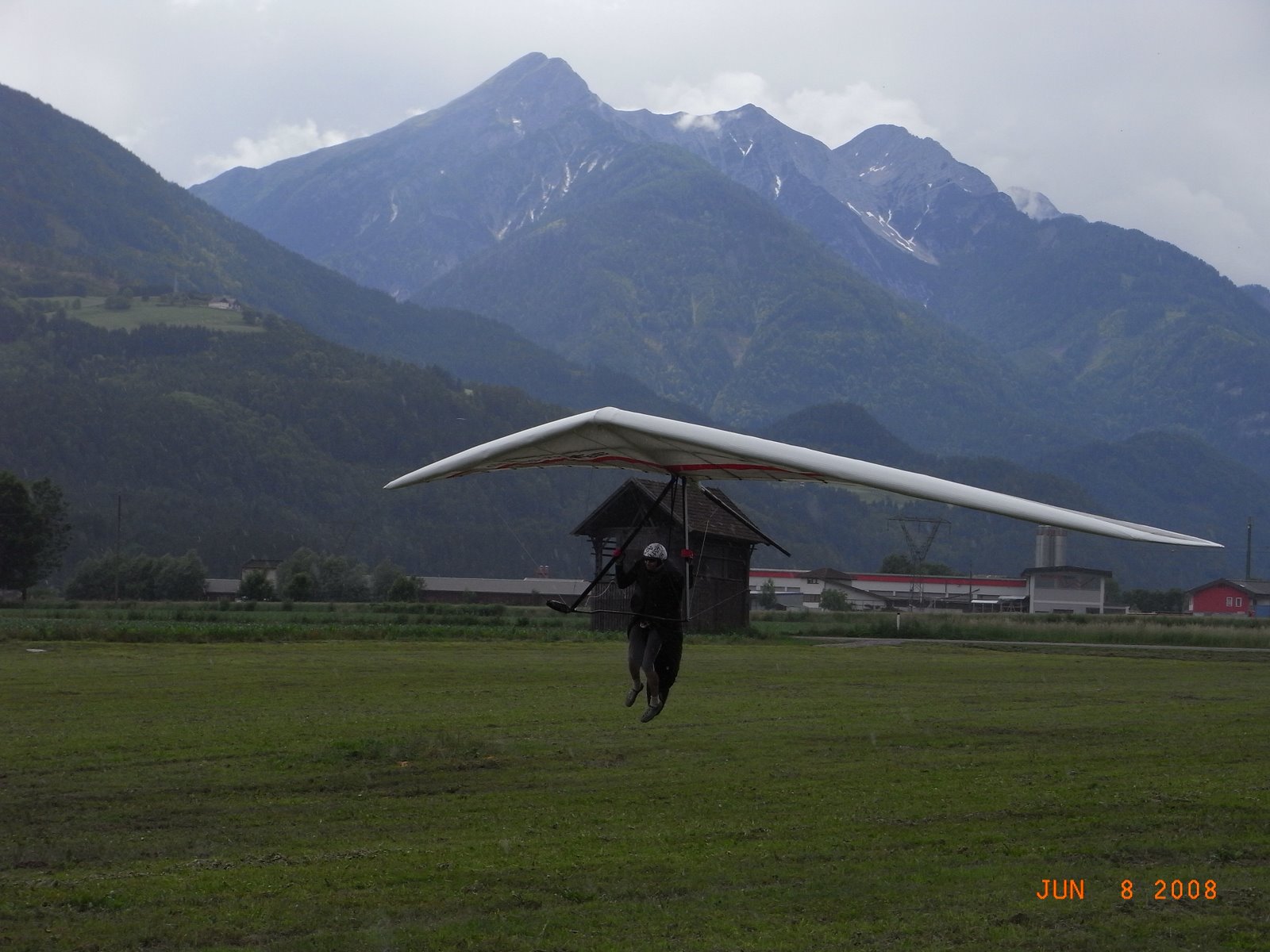 [gerolf+landing+in+the+rain.JPG]