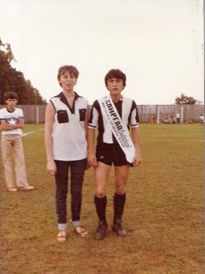 Madrinha Eliane colocando faixa no atleta Perinazzo maio1981