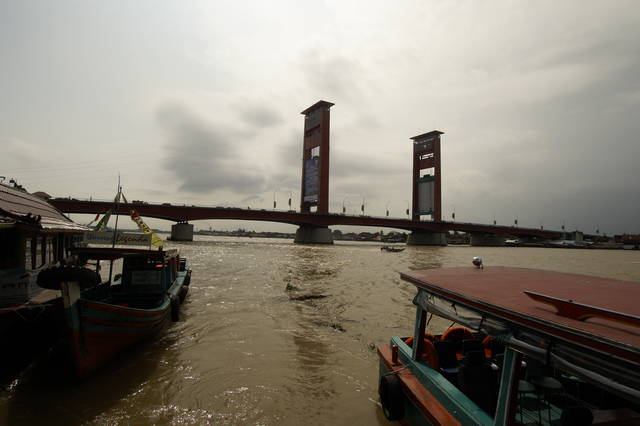 Visit Palembang Of Indonesia JEMBATAN+AMPERA-medrest-06