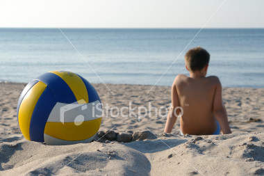 [ist2_2607967_boy_sitting_on_a_beach_with_volleyball.jpg]
