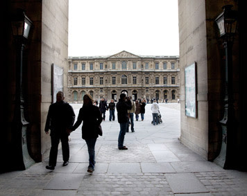 exterior del museo del Louvre en Paris