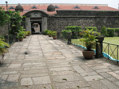 MANILA LABYRINTH: Puerta Real Gardens (Intramuros)