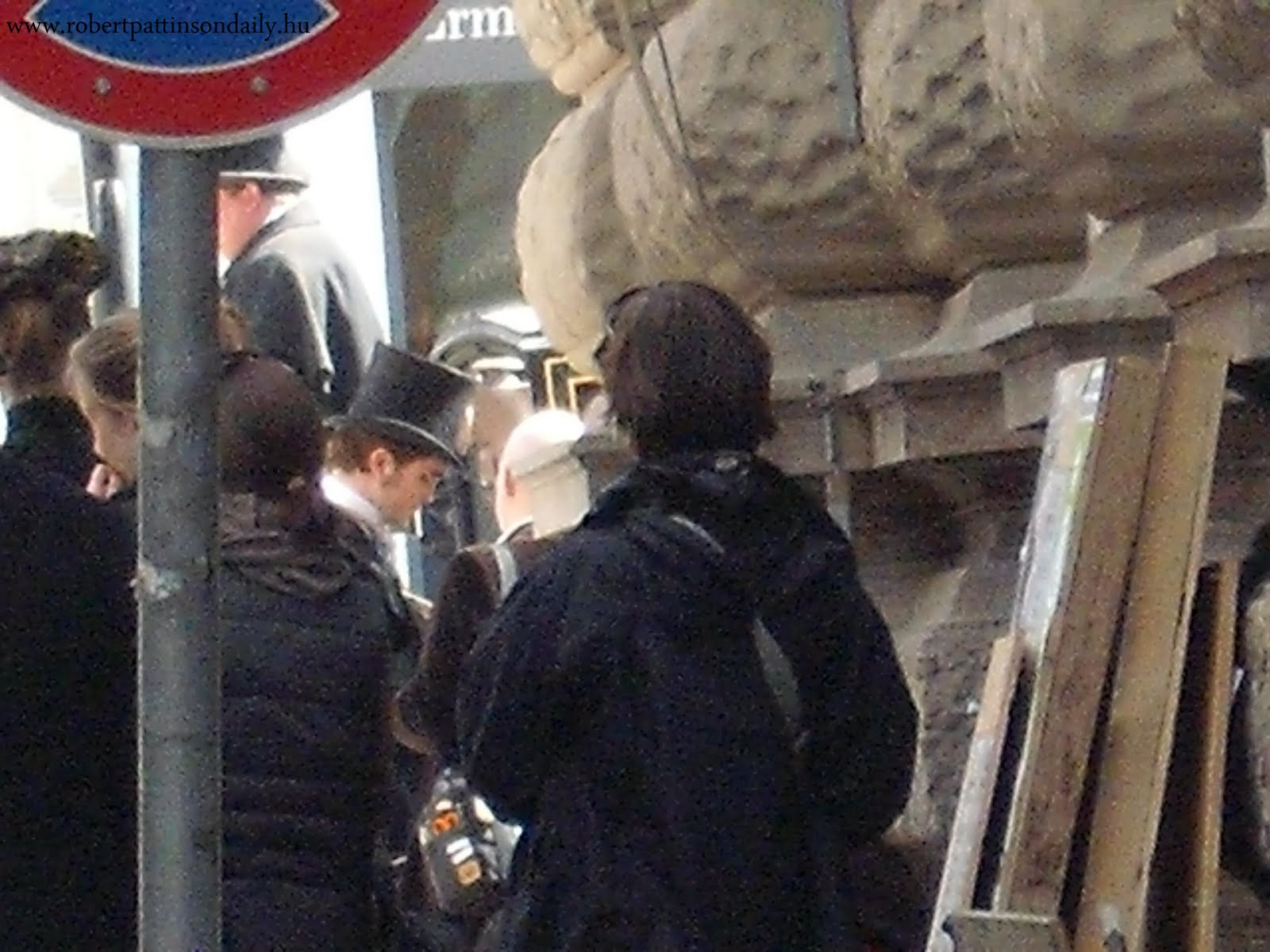 Robert Pattinson Life: Picture of Rob today on the set of Bel Ami and updates from the set