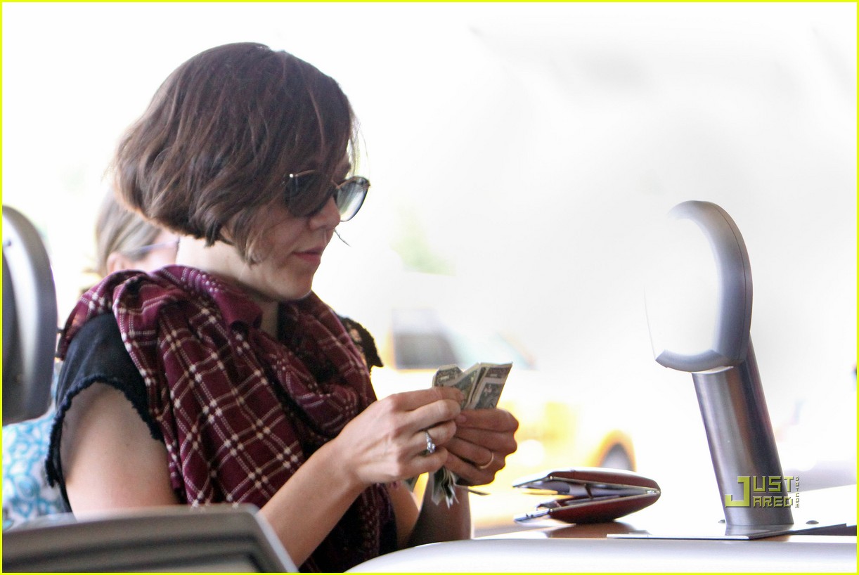 http://1.bp.blogspot.com/_g5mGKGBoh7Y/S9YY_FQ0OFI/AAAAAAAACQQ/EQfHCgoqJz0/s1600/maggie-gyllenhaal-ramona-laguardia-airport-06.jpg