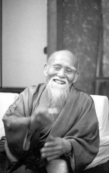 [19670101-Hombu_Dojo-O_Sensei-Lachen.jpg]