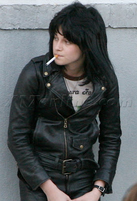 صور كريستن ستيوارت بطلة توآيلات بتدخن Kristen+Stewart+TR+SmokingA