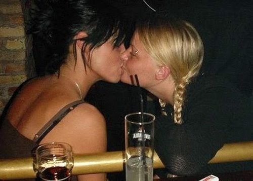 Лесбияночки ублажают друг друга язычками и прозрачным дилдо