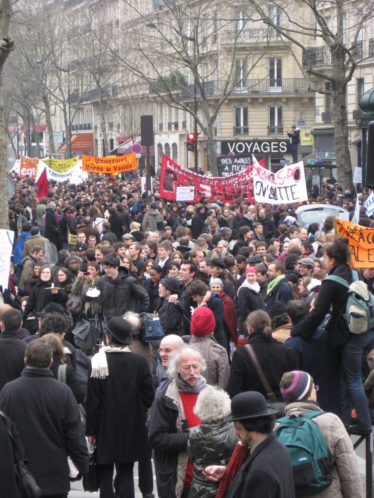 [パリ大学デモ２月２６日+011.jpg]