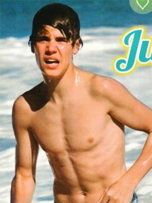 justin_bieber_half_naked_beach_061210_342x456.jpg