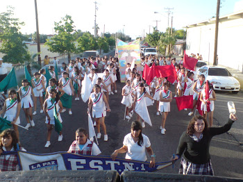SECUNDARIA ETI DESFILANDO