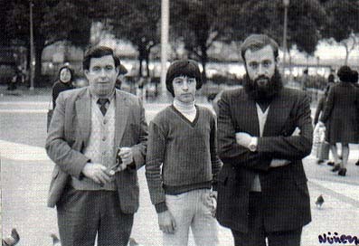 11. Evelio (mi tío), su hijo Evelio (mi primo) y Blas, Plaza de Cataluña, Barcelona, año 1976.