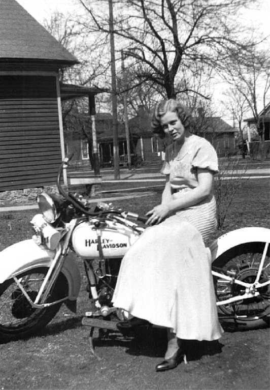 [1932_45_woman_rider2.jpg]