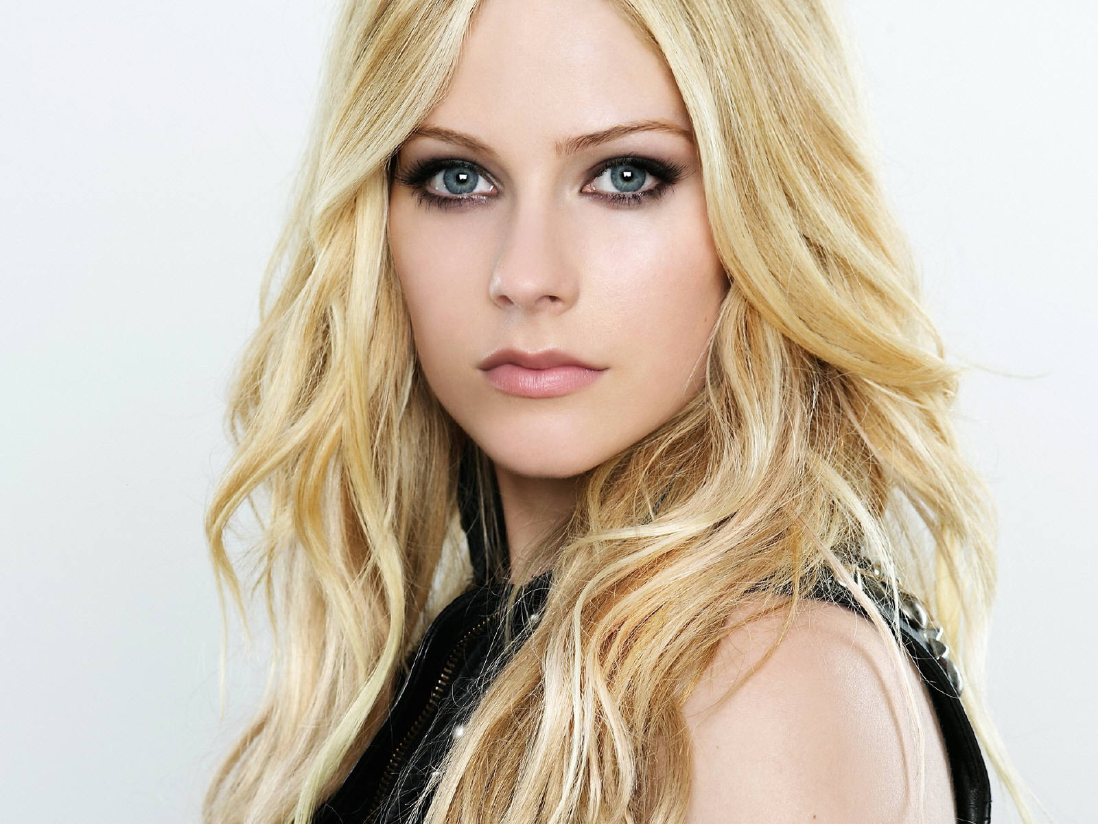 http://1.bp.blogspot.com/_gx7OZdt7Uhs/TQEPL1Dj3GI/AAAAAAAAFWs/OdU7ckcngsg/s1600/Avril-Lavigne+Celebrity+Wallpaper.jpg