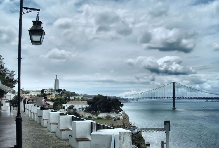 [miradouroalmada1.bmp]