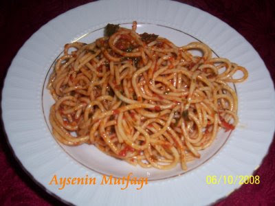 MAYDONOZLU VE DOMATES SOSLU SPAGETTİ