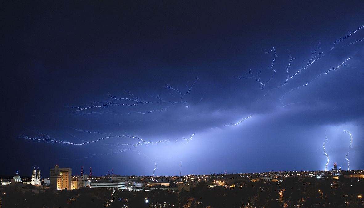 Tormenta de noche sobre Culiacán. De día la tormenta la ponemos nosotros.